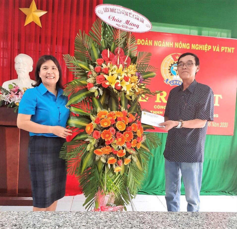 Bà Nguyễn Thị Lý - Phó Chủ tịch LĐLĐ Đắk Lắk thay mặt Ban thường vụ LĐLĐ tỉnh tặng hoa cho lãnh đạo Công ty