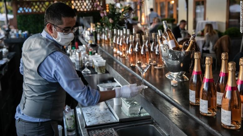 Nhân viên quán bar ở Greenwich, Connecticut. Ảnh: Getty Images