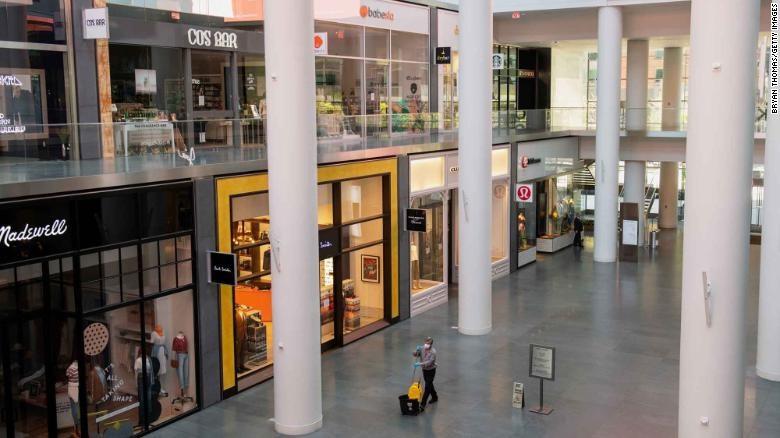 Một người lao công làm việc tại trung tâm thương mại Brookfield Plaza, New York. Ảnh: Getty Images