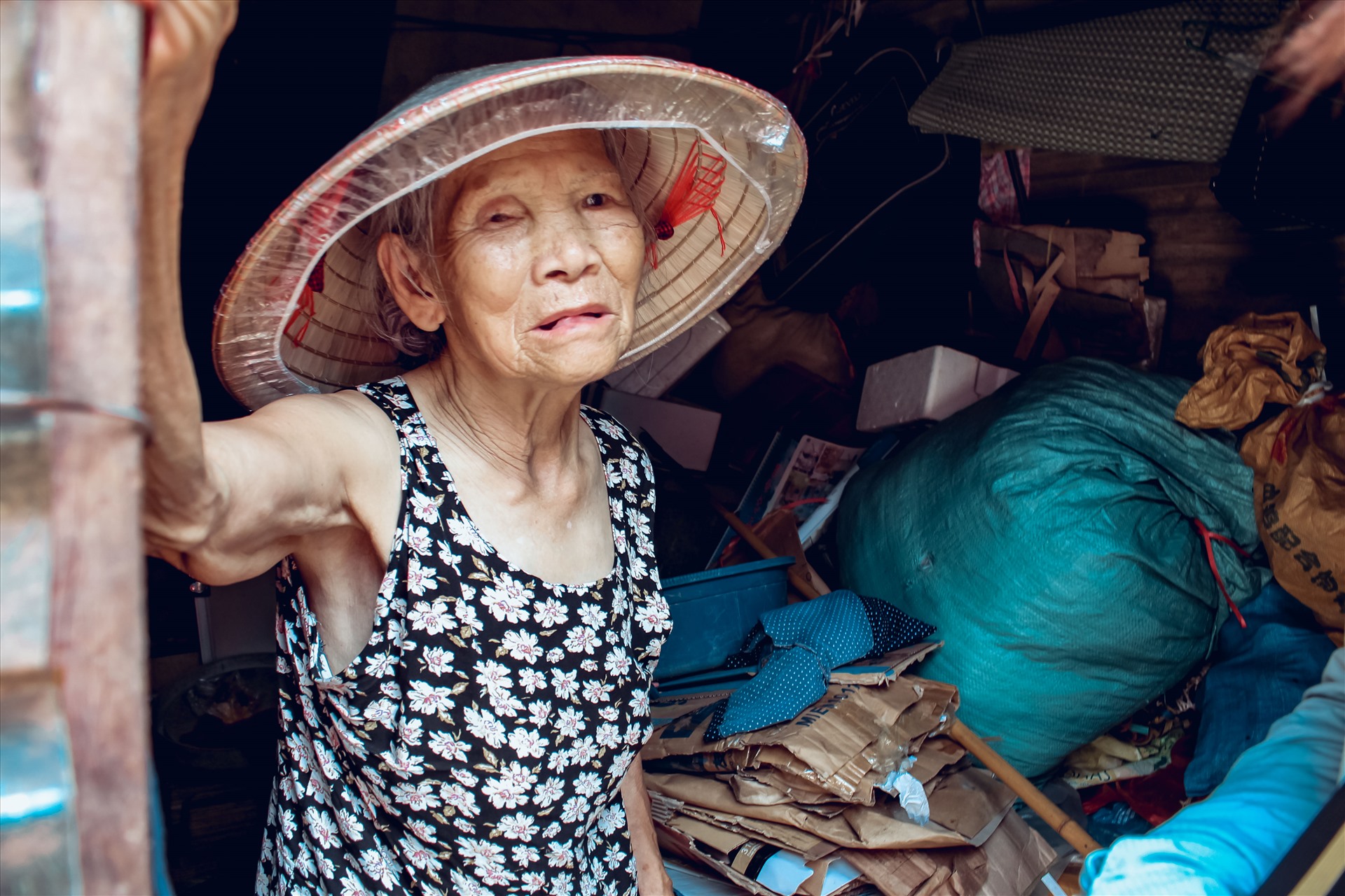 Bà Thìn trong căn phòng nhỏ chỉ vỏn vẹn 15m2 với đống ve chai lộn xộn