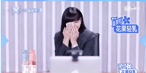 Lisa bật khóc nức nở. Ảnh chụp màn hình