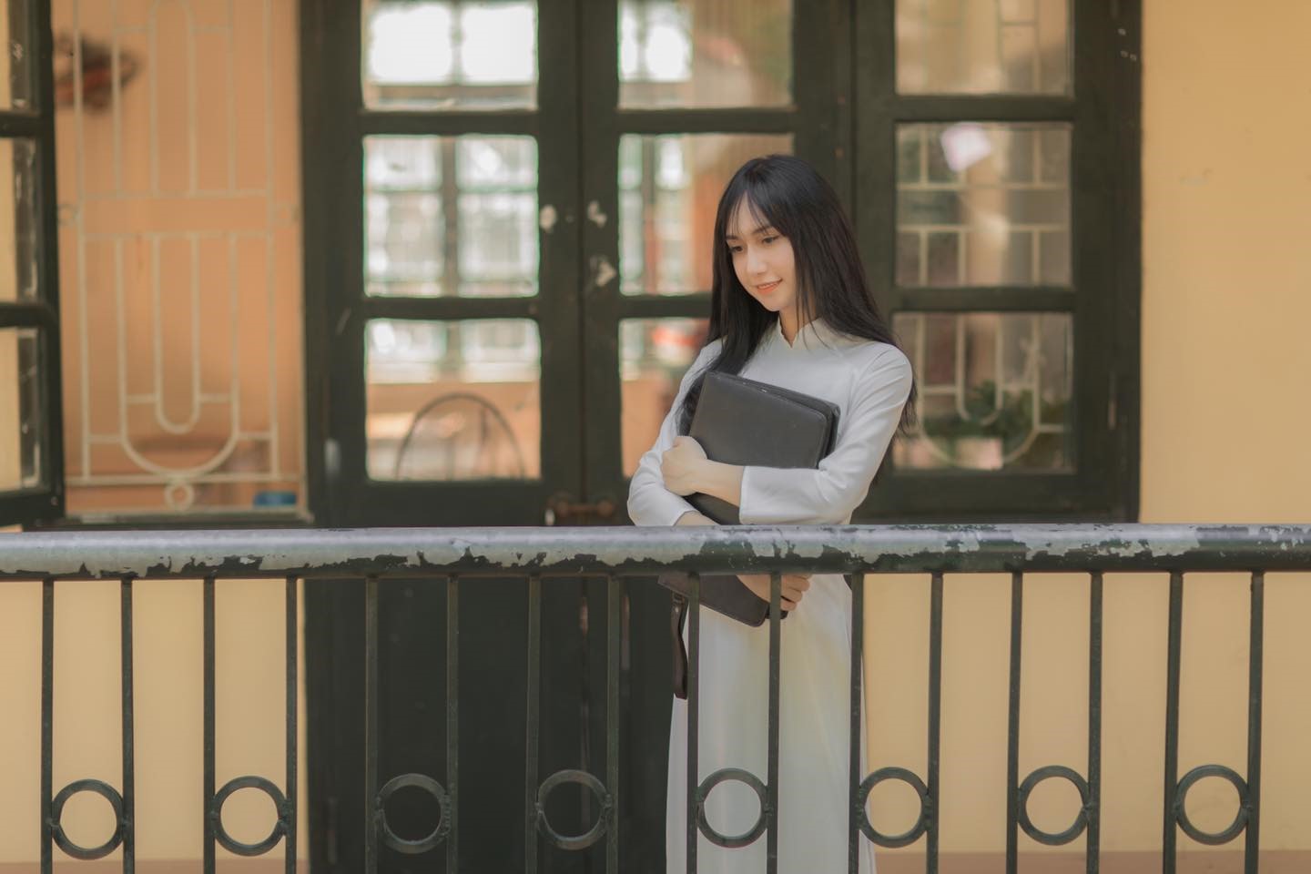 Lynk Lee hóa nữ sinh trong trẻo trong bộ áo dài trắng Ảnh: Lynk Lee