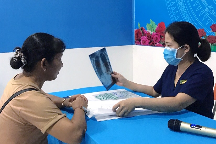 Bác sĩ chuyên khoa tư vấn kết quả X Quang phổi cho đoàn viên. Ảnh: Q.T