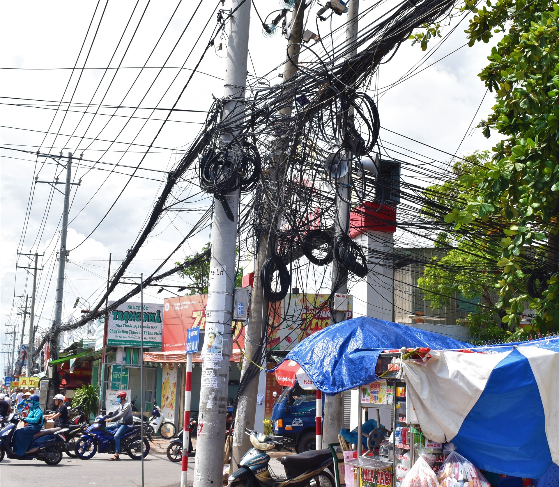 Dây cắp viễn thông như “chằng chịt” như “mạng nhện” vừa mất mỹ quan đô thị và gây tiềm ẩn nguy cơ chết người đặc biệt trong mùa mưa. Ảnh: Thành Nhân