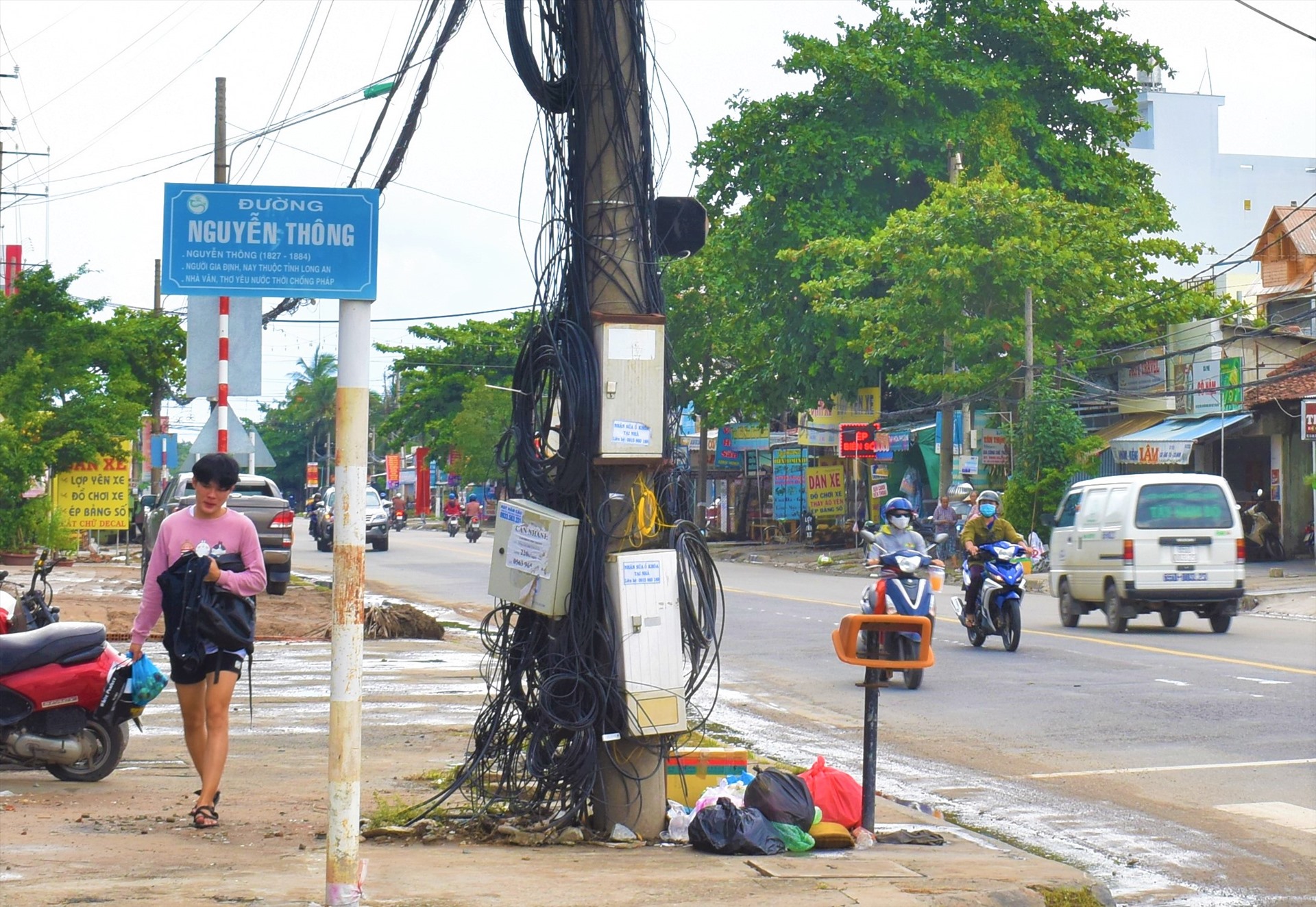 Dây cắp viễn thông không gọn ràng, sà xuống tới mặt đường thấp tới tầm người đi bộ gay nguy cơ tiềm ẩn nguy hiểm cho người đi bộ là rất lớn đặc biệt trong mùa mưa. Ảnh: Thành Nhân