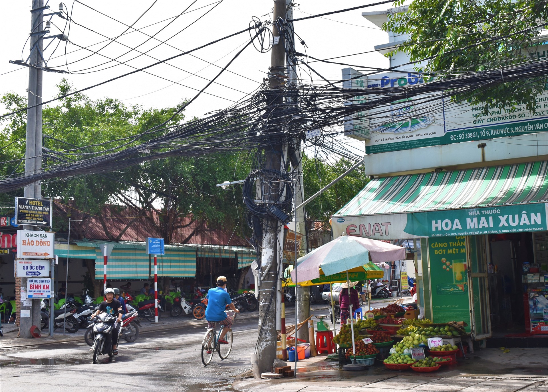 Dây cắp viễn thông như “chằng chịt” như “mạng nhện” vừa mất mỹ quan đô thị và gây tiềm ẩn nguy cơ chết người đặc biệt trong mùa mưa. Ảnh: Thành Nhân