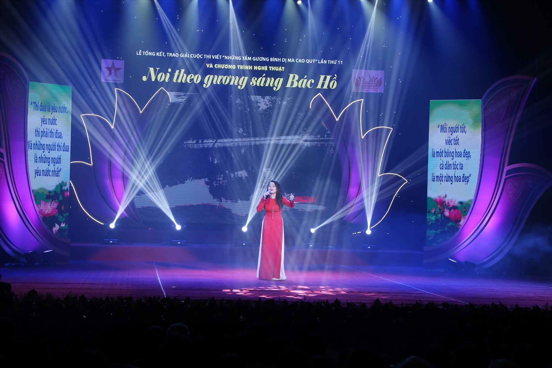 Ảnh MC chào kết chương trình