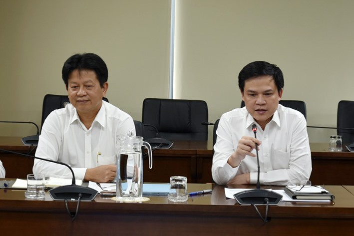 Đồng chí Nguyễn Xuân Lam, Thành viên Hội đồng thành viên; đồng chí Trần Đức Thích, Chủ tịch Công đoàn Tổng công ty dự và chỉ đạo Hội nghị Cụm Công đoàn số 10. Ảnh: VNpost.vn