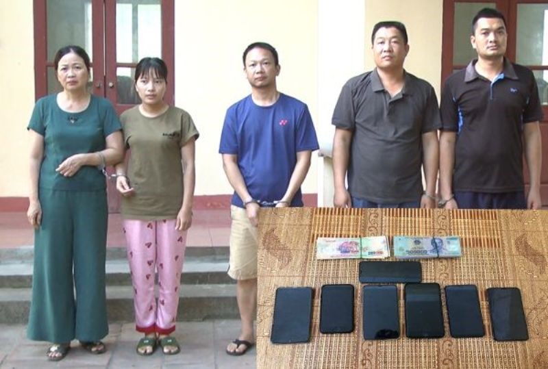 Các đối tượng cùng tang vật tại cơ quan điều tra. Ảnh: CATH