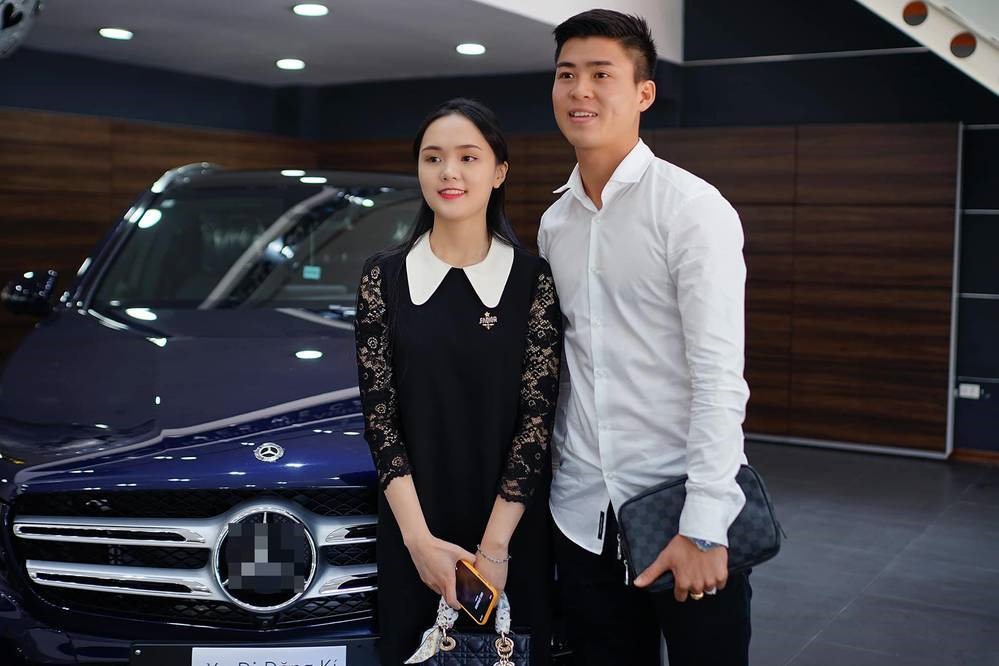 Duy Mạnh là cầu thủ yêu chiều vợ hết mực. Ảnh:NV