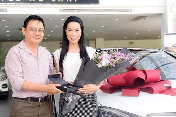Trịnh Kim Chi hạnh phúc với món quà bất ngờ từ ông xã. Ảnh:NV