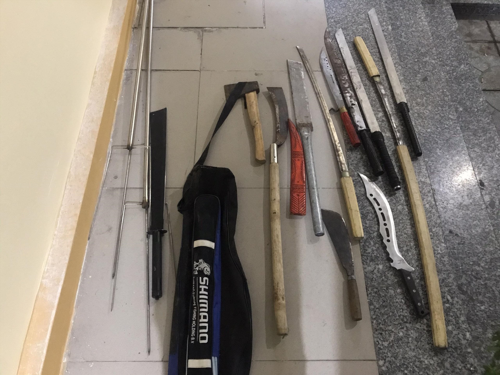 Hung khí thanh toán của băng nhóm ở Thủ Đức. Ảnh: Huân Cao