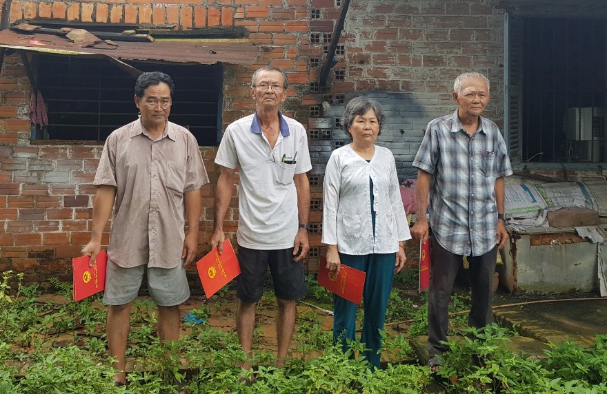 Các hộ dân ở Tuyến Công nghiệp Cổ Chiên vẫn còn giữ sổ đỏ trong tay, nhưng diện tích đất của họ lại được cấp giấy mới cho Biofeed. Ảnh: TR.L.