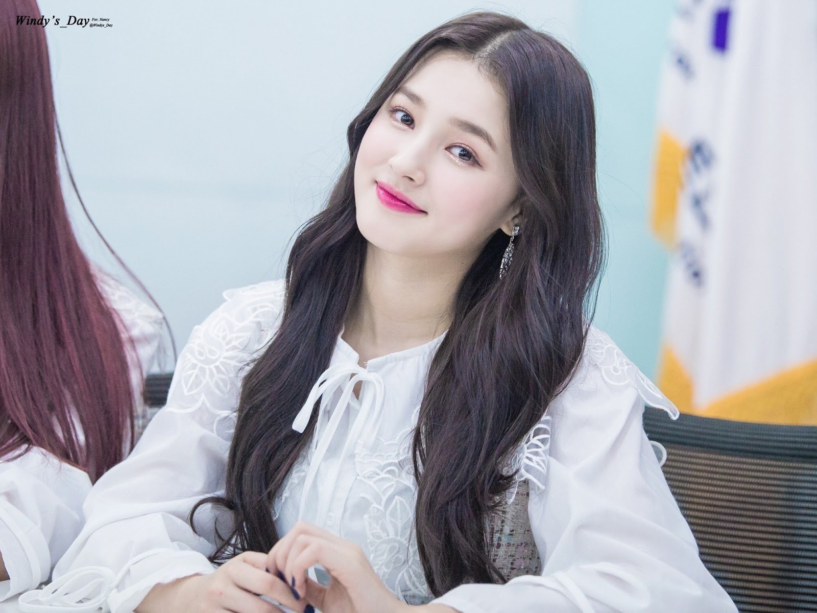 Nancy thể hiện sự yêu quí với Jennie - Blackpink. Ảnh: Koreaboo