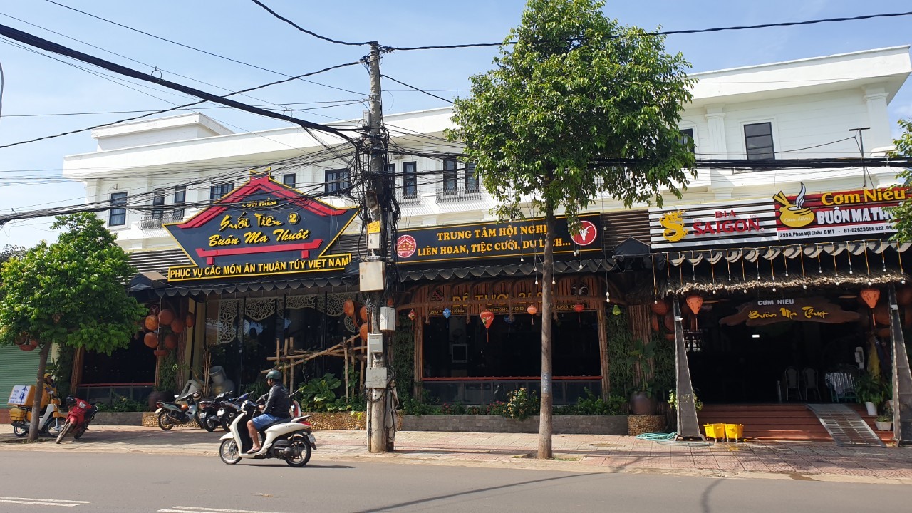 Cũng tại khu vực đất quốc phòng từ lâu mọc lên quán nhậu, quán cà phê san sát nhau. Ảnh: Hữu Long