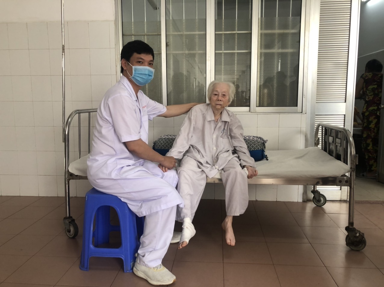 Bác sĩ thăm khám bệnh nhân sau mổ. Ảnh: BV cung cấp