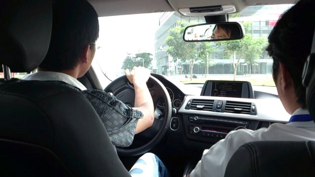 Chú ý giữ đều ga khi lái xe.