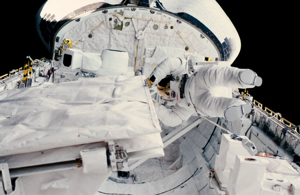 Tiến sĩ Sullivan trong chuyến đi bộ từ tàu con thoi Challenger năm 1984. Ảnh: NASA