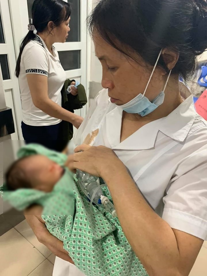 Điều dưỡng đưa bé cấp cứu tại BVĐK Xanh Pôn. Ảnh: Văn Hiệp