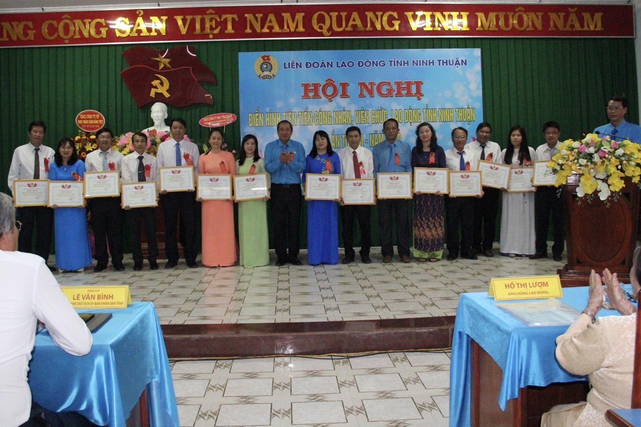 Những cá nhân, tập thể có nhiều thành tích trong các phong trào thi đua giai đoạn 2016-2020 được tôn vinh. Ảnh: Hồng Vân