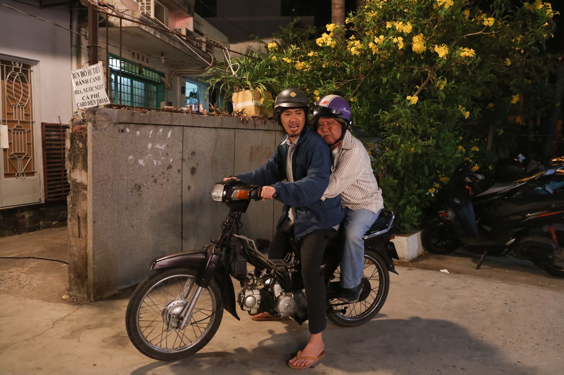 Ông có màn diễn xuất cùng nam nghệ sĩ hài Anh Đức.