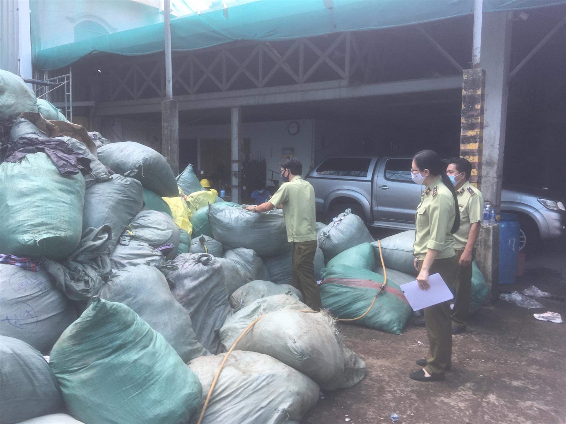 Cục Quản lý thị trường TP Hồ Chí Minh đã tiến hành tiêu hủy khoảng 40 ngàn sản phẩm là các lô hàng gian, hàng giả được bắt giữ trong thời gian qua. Ảnh QLTT