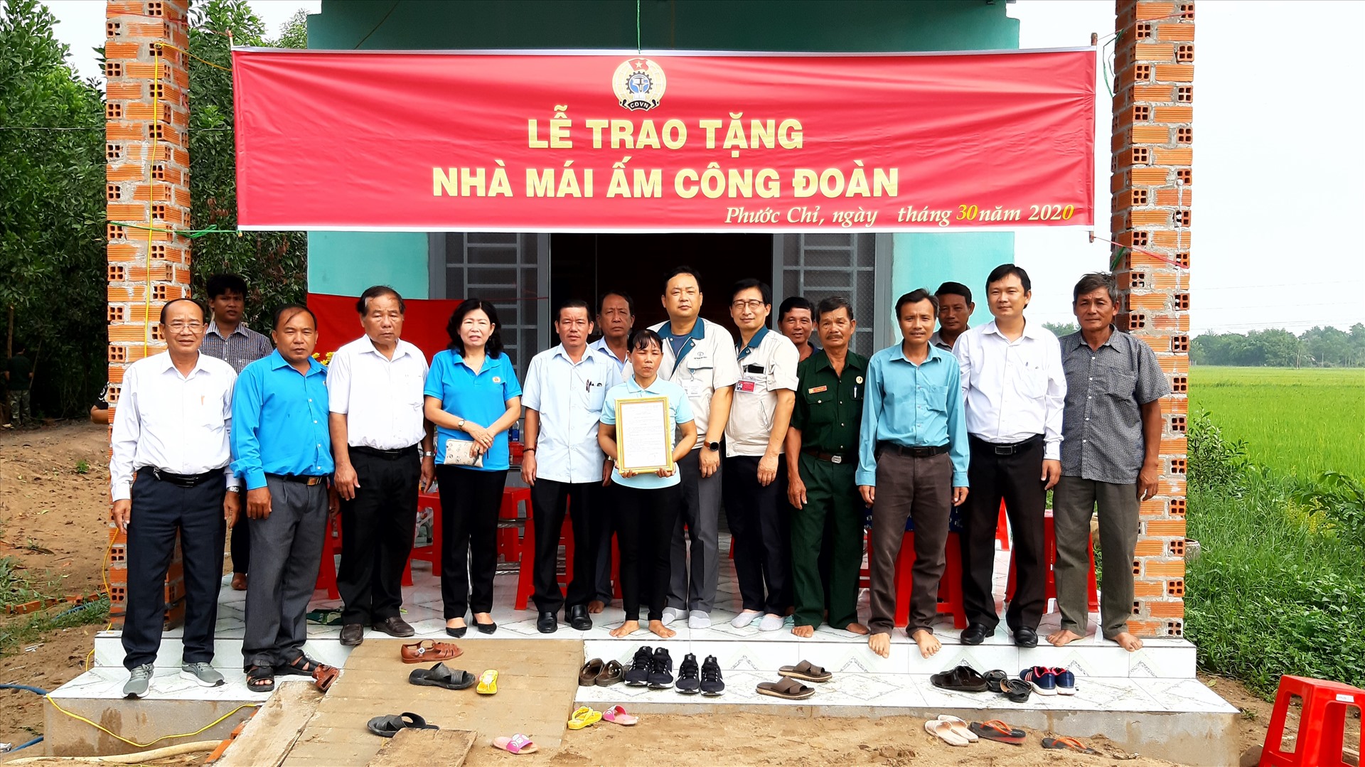 Công ty cổ phần Việt Nam-Mộc Bài trao tặng nhà và xe đạp điện cho mẹ con chị Huỳnh Thị Huyền.