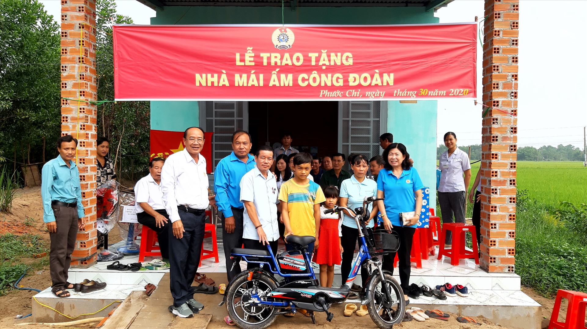 Công ty cổ phần Việt Nam-Mộc Bài trao tặng nhà và xe đạp điện cho mẹ con chị Huỳnh Thị Huyền.