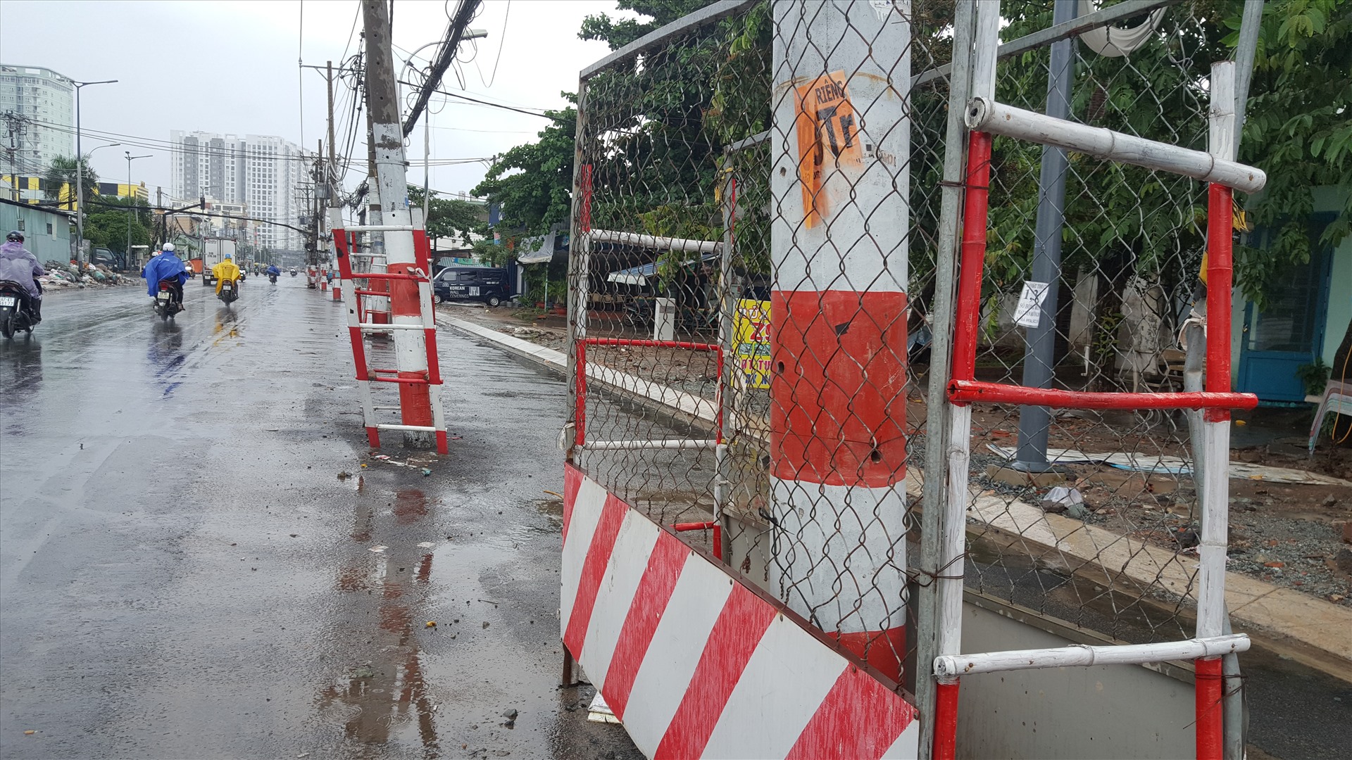 Đơn vị thi công dùng vật che chắn cột điện