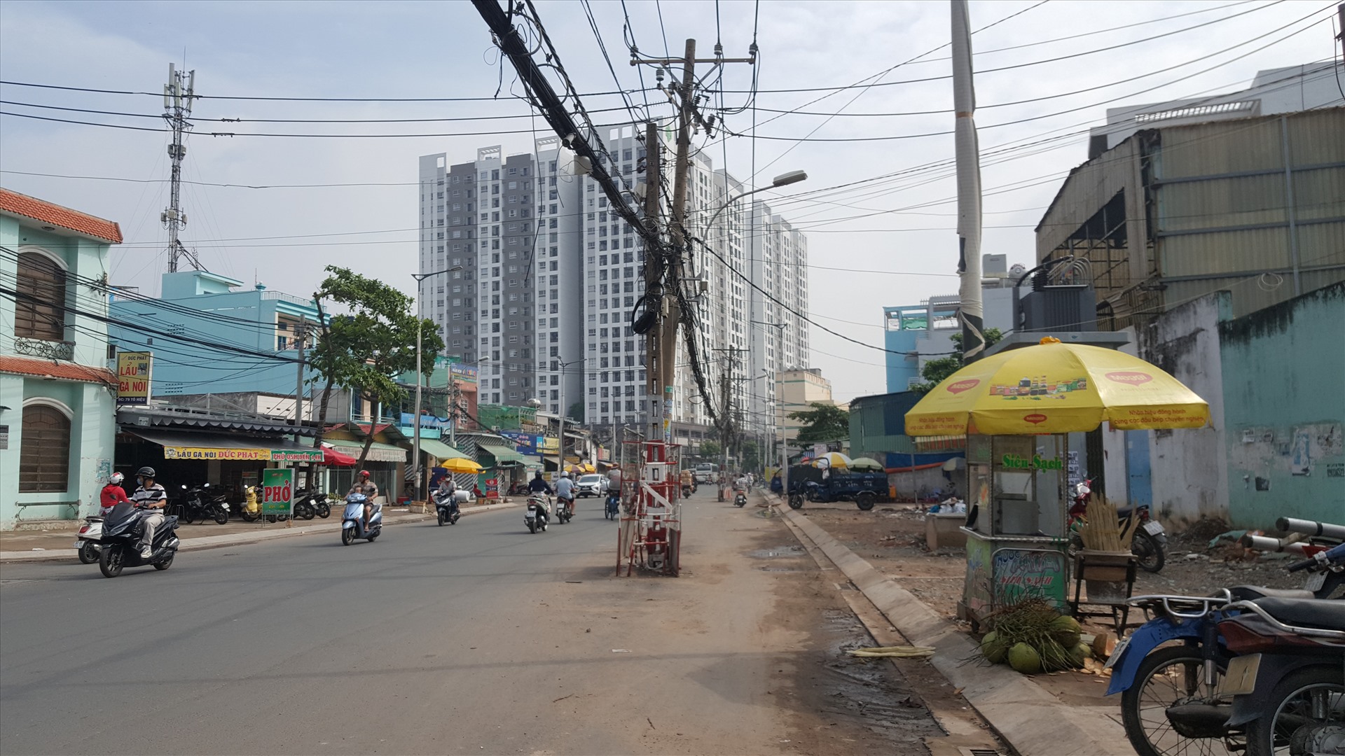 Người dân khu vực đang mong việc di dời hàng cột điện này sớm được thực hiện. Ảnh: Hữu Huy