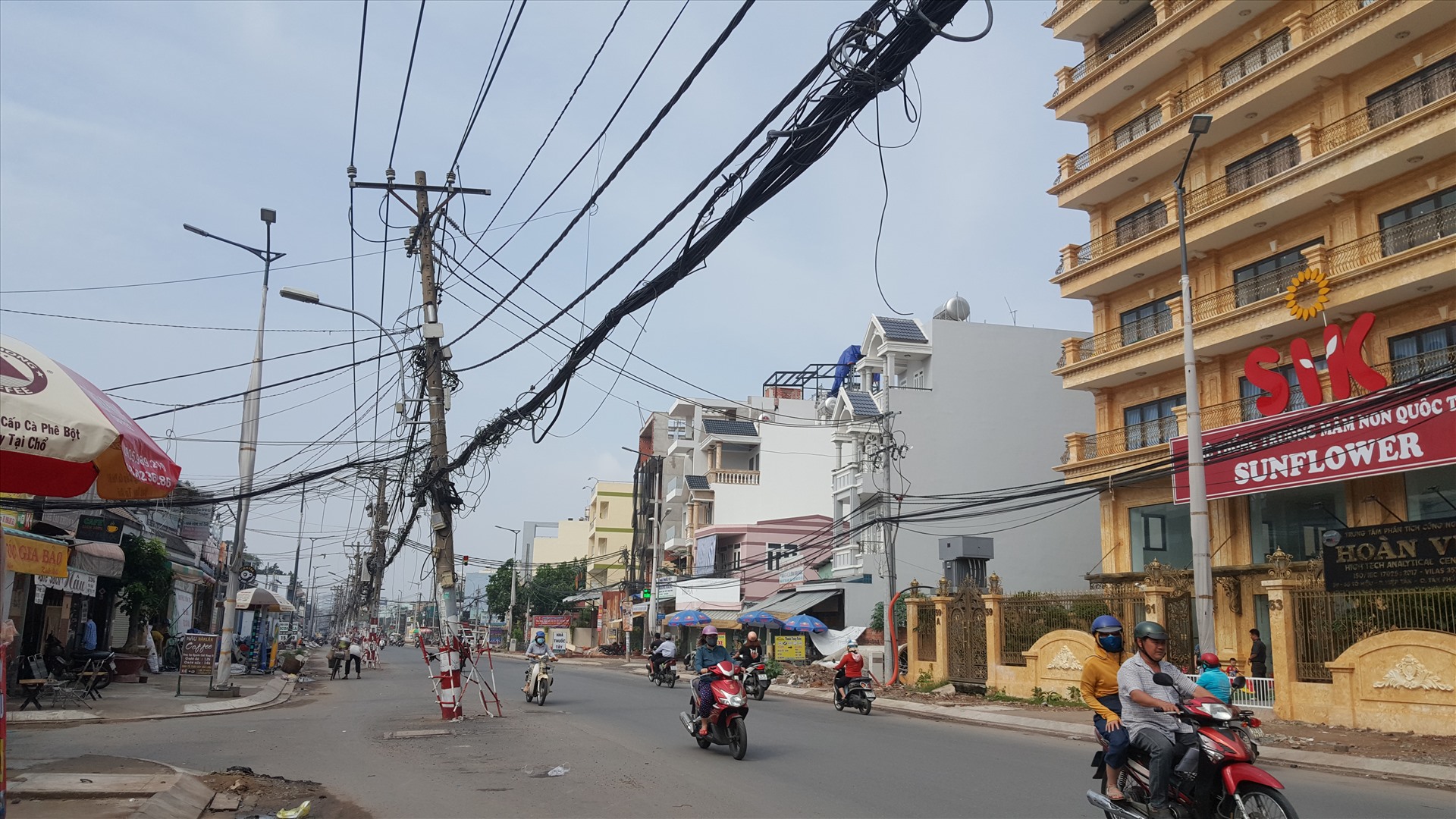 Hàng cột điện đứng giữa đường Tô Hiệu (quận Tân Phú, TPHCM). Ảnh: Hữu Huy