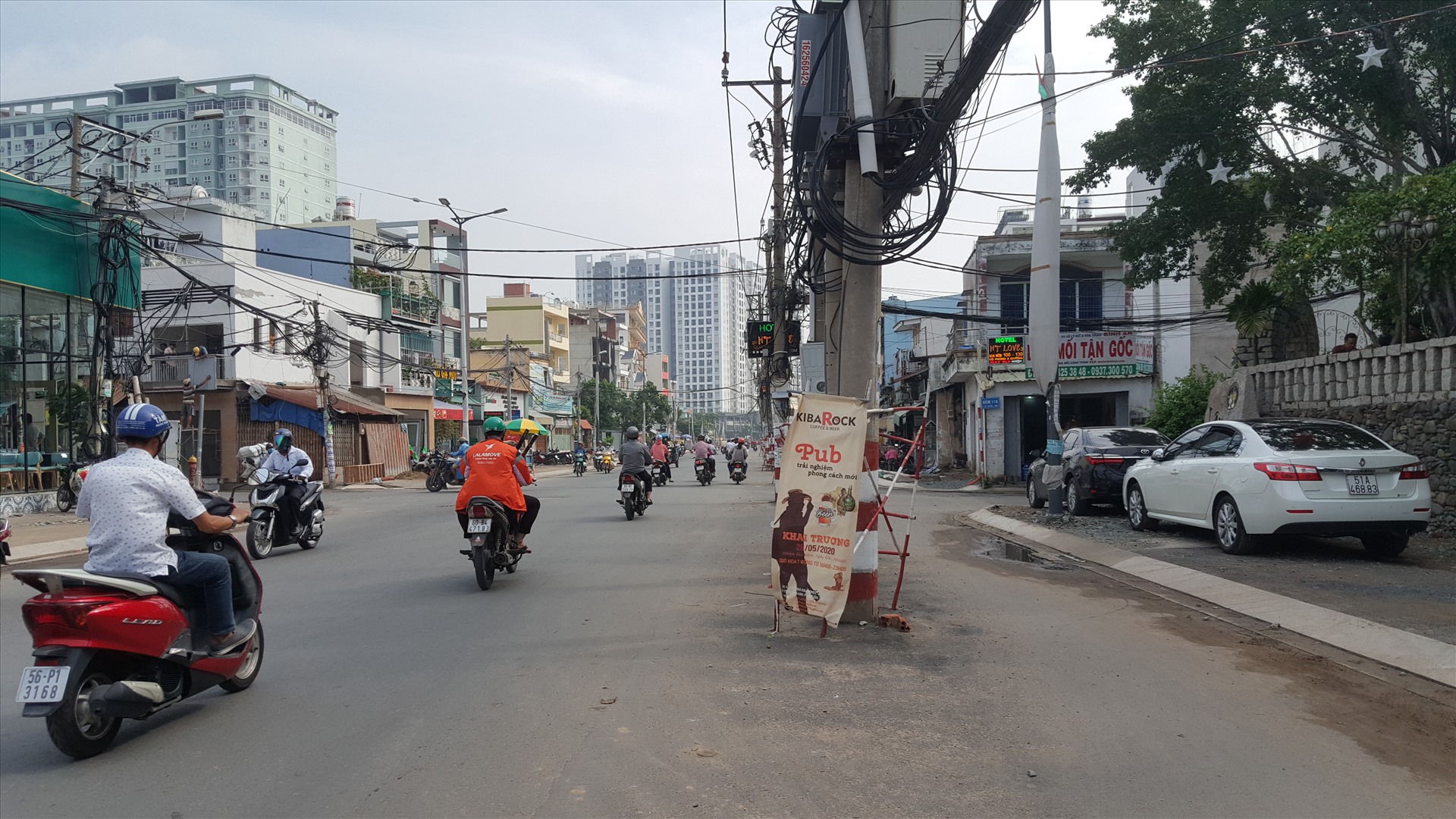 Người dân cho rằng hàng cột điện gây cản trở giao thông và gây nguy cơ mất an toàn giao thông qua khu vực. Ảnh: Hữu Huy