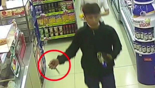 Tên cướp nhí trong băng nhóm cầm hung khí trong một cửa hàng tiện lợi. Ảnh: Công an cung cấp