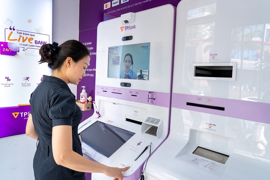 Mỗi tháng LiveBank có thêm hàng chục nghìn khách hàng mới mở tài khoản, phát hành thẻ trên kênh này.