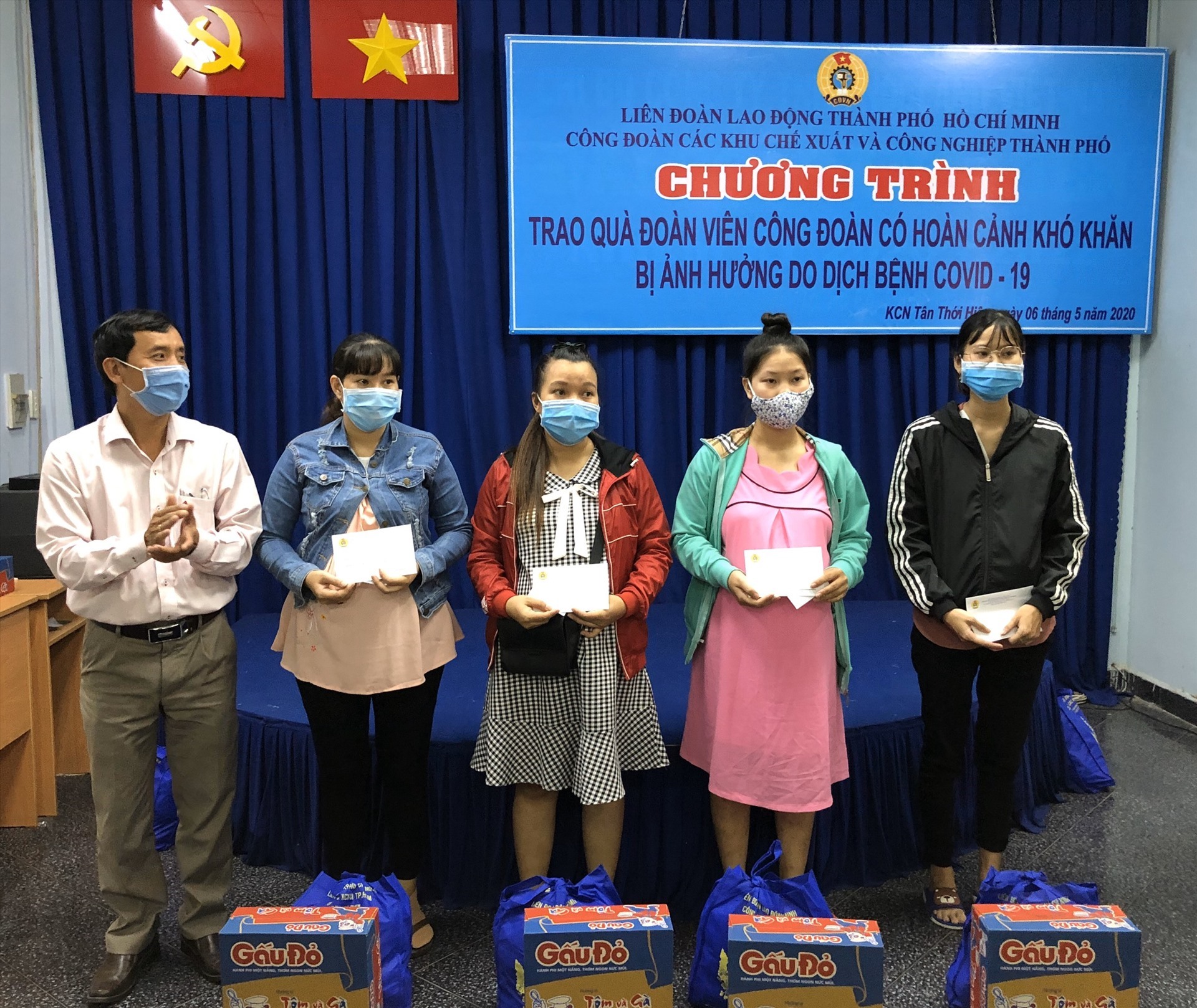 Công đoàn các KCX&CN TPHCM tặng quà nữ công nhân mang thai, nuôi con nhỏ có hoàn cảnh khó khăn do ảnh hưởng của dịch COVID-19. Ảnh Thu Hà