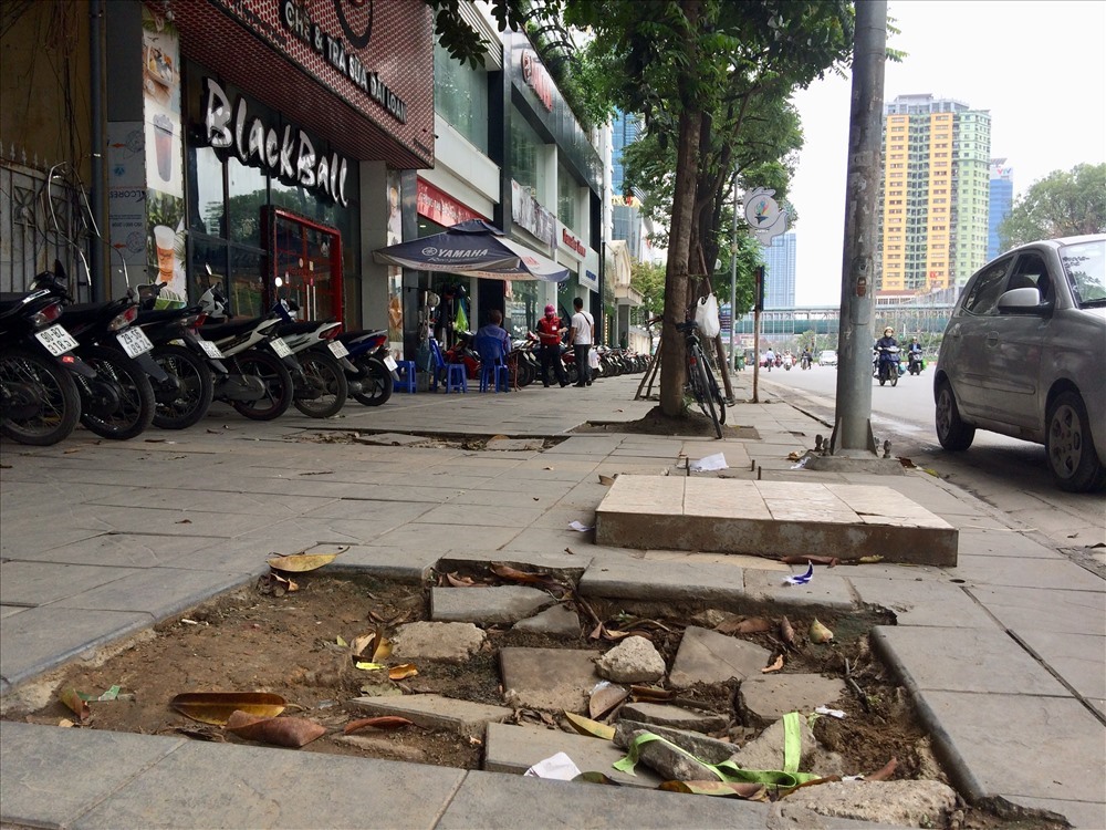 Nhiều đoạn vỉa hè bong tróc. Ảnh: LĐO