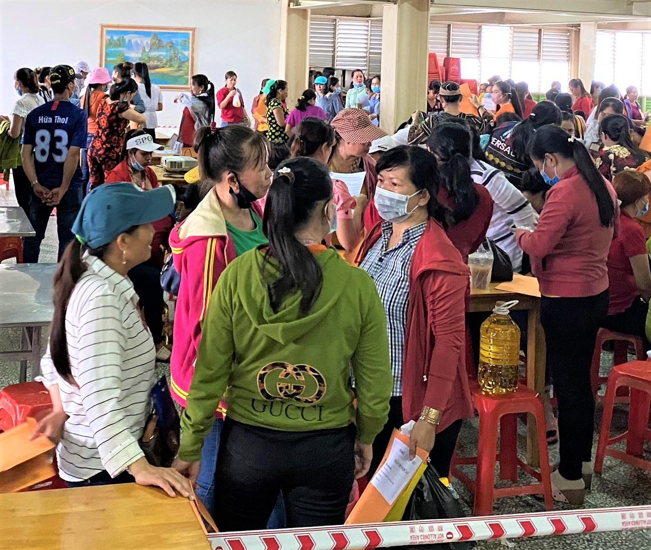 Công nhân khu D, Công ty PouYuen sau khi nghe thông báo bị chấm dứt HĐLĐ do ảnh hưởng của dịch COVID-19. Ảnh Đức Long