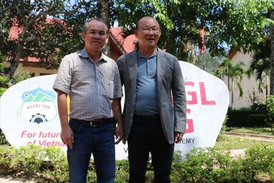Bầu Đức và ông Park trong một cuộc gặp ở Hàm Rồng. Ảnh: Đ.T