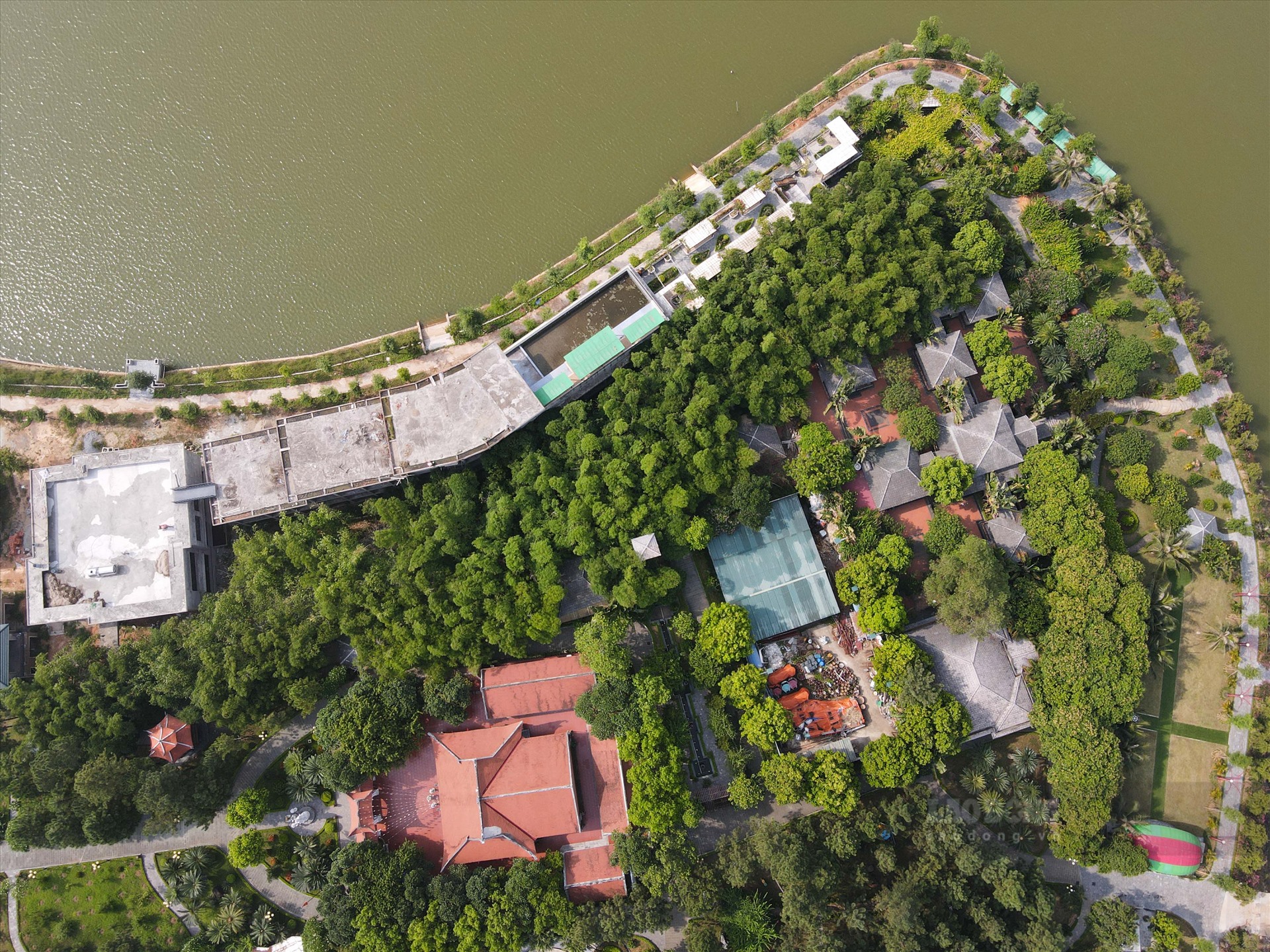 Những doanh nghiệp này đã thực hiện các hoạt động nhưng không có giấy phép hoạt động trong phạm vi bảo vệ công trình thủy lợi hoặc hoạt động không đúng nội dung quy định của giấy phép đã được cấp là vi phạm quy định của pháp luật về thủy lợi.
