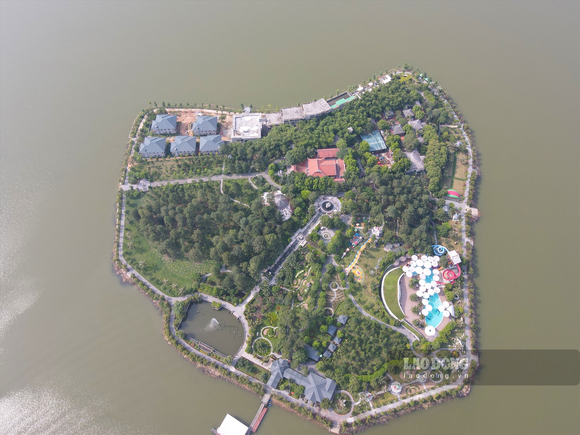 Trong khi đó, việc giao đất, cho thuê đất và phê duyệt quy hoạch chi tiết tỉ lệ 1/500 trong phạm vi bảo vệ hồ chứa nước Đại Lải cho các doanh nghiệp thực hiện dự án, có diện tích được tôn nền để xây dựng công trình, làm giảm dung tích hữu ích và dung tích phòng lũ của hồ chứa, ảnh hưởng đến nhiệm vụ và an toàn của hồ là vi phạm quy định của pháp luật về thủy lợi.