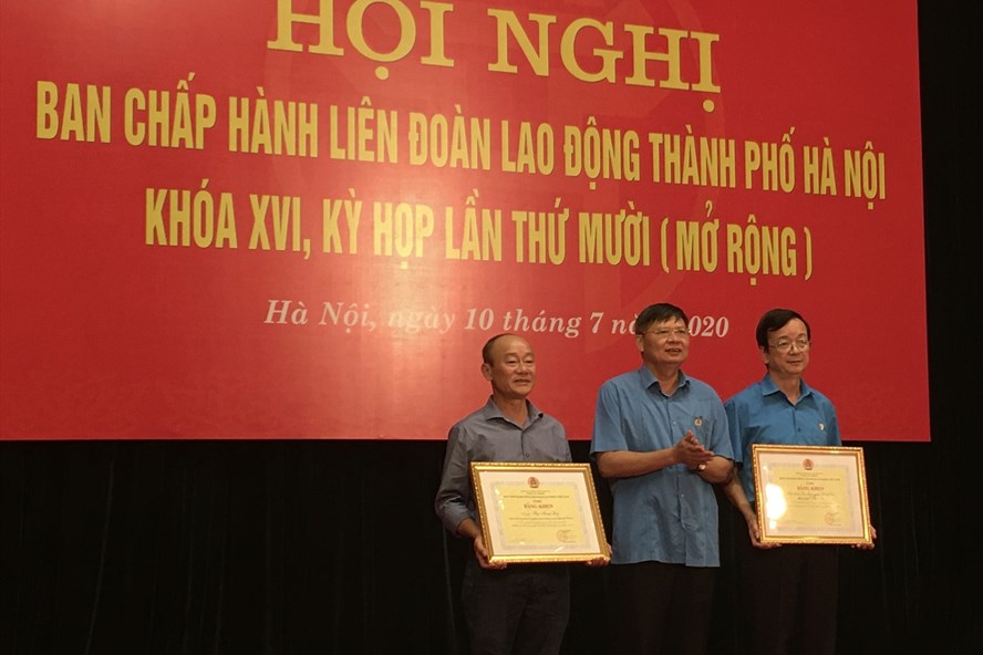 Phó Chủ tịch Tổng LĐLĐVN Phan Văn Anh (giữa) trao tặng Bằng khen về Học tập và làm theo tư tưởng, đạo đức, phong cách Hồ Chí Minh”. Ảnh: Kiều Vũ