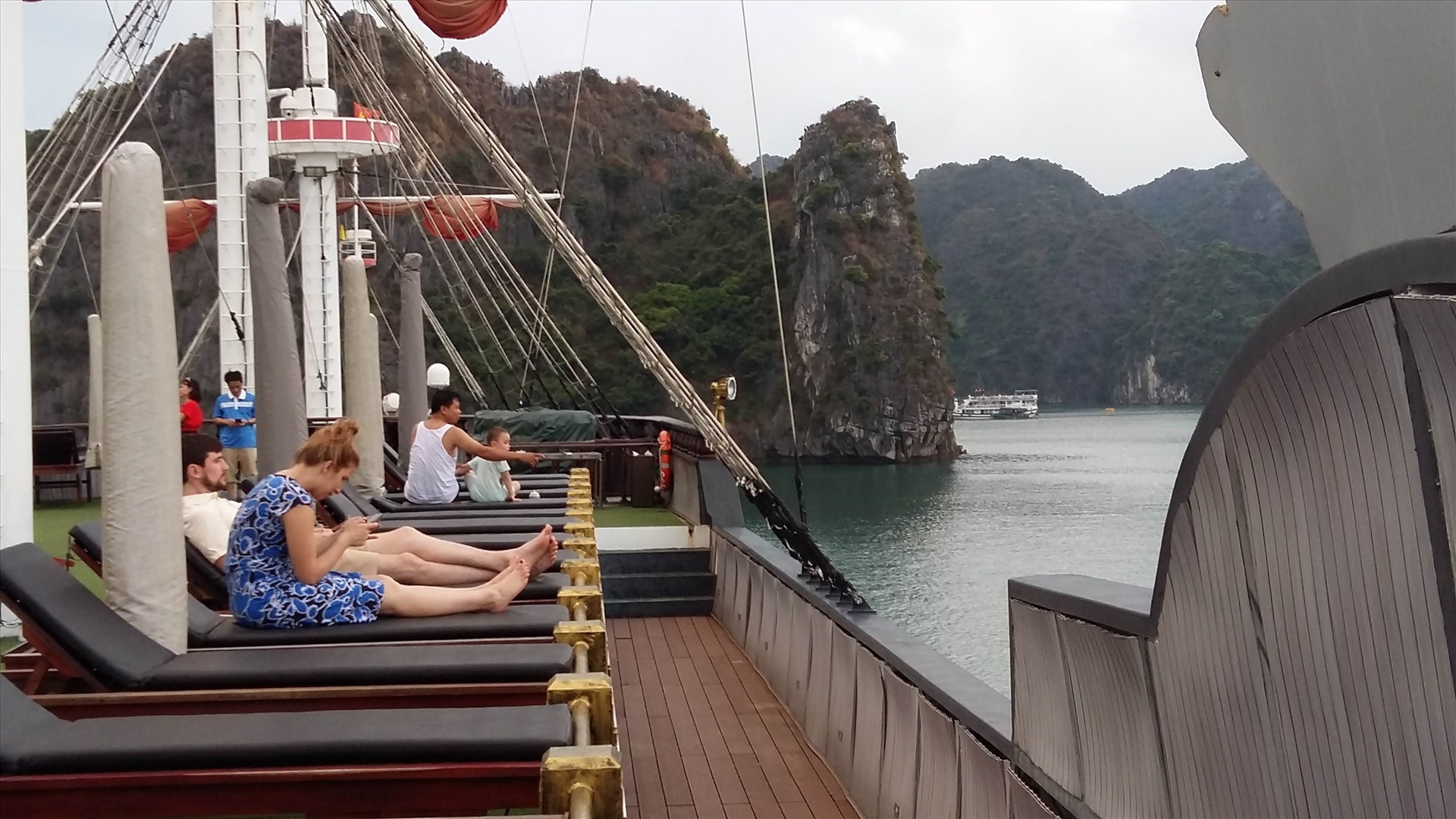 Giá vé tham quan đối với du khách lưu trú trên vịnh Hạ Long hiện dao động từ 500.000 đồng – 750.000 đồng/khách/tour. Ảnh: Nguyễn Hùng