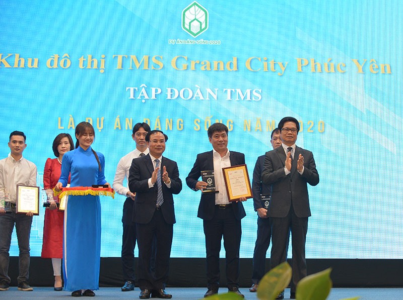 Ông Đỗ Mạnh Dũng – Chánh Văn phòng TMS Group nhận Chứng nhận