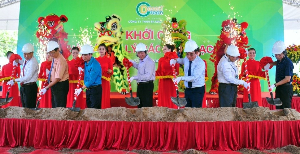Cty TNHH Sa Mạc Xanh tổ chức lễ Khởi công Nhà máy xử lý rác một cách rình rang cùng với ngày được xét trúng một gói thầu số 1 (ảnh Nhật Hồ)