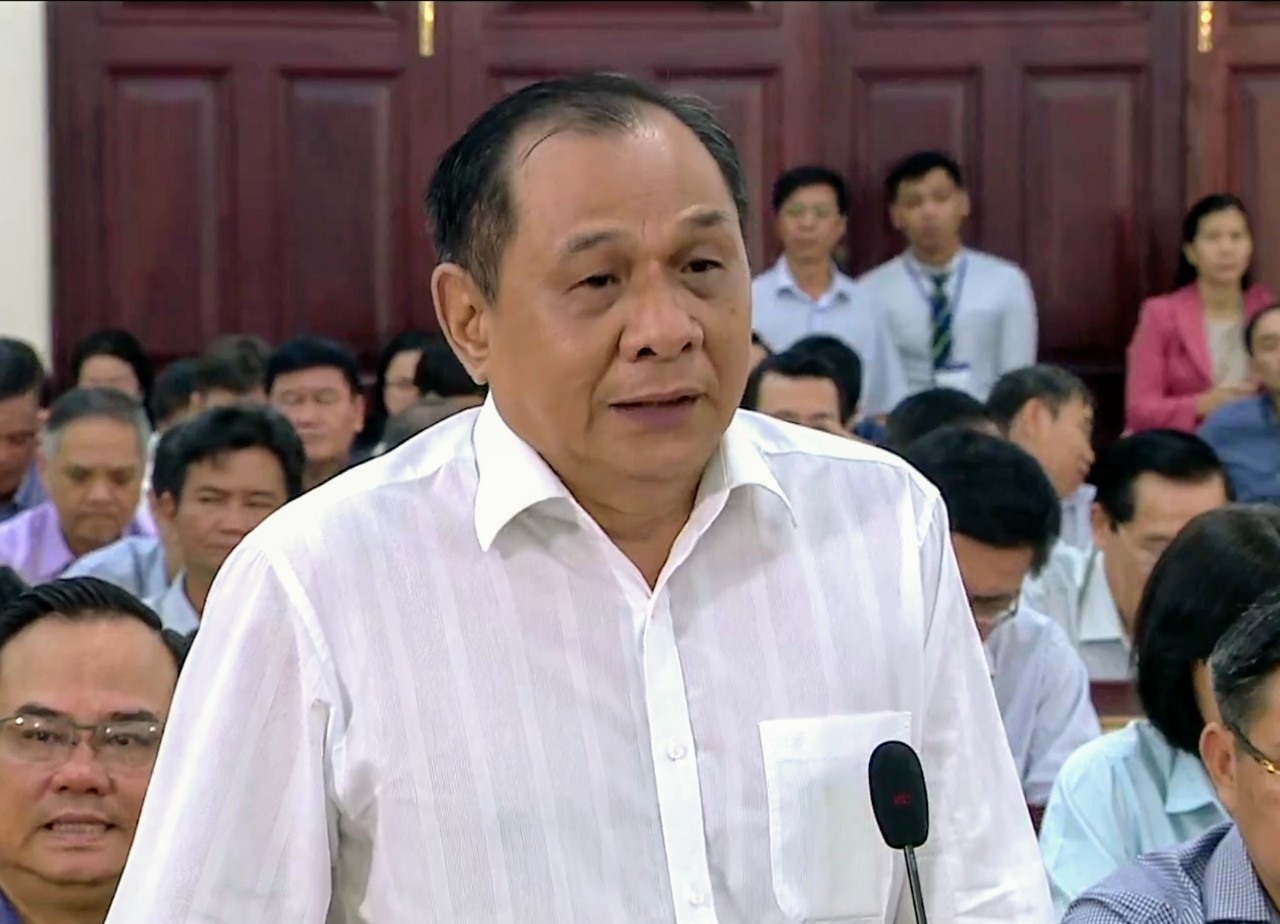 Đại biểu Trần Quang Thắng nói về tình trạng xây nhà cao tầng gây ngập nước. Ảnh: Minh Quân