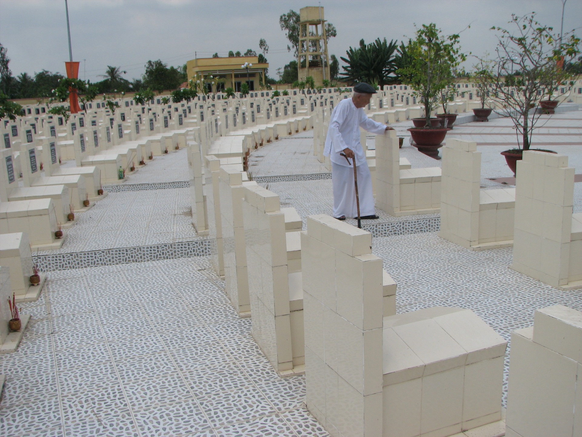 Nghĩa tranh Liệt sĩ huyện Cần Đước được xây dựng theo thiết kế của ông Kỳ. Ảnh: K.Q