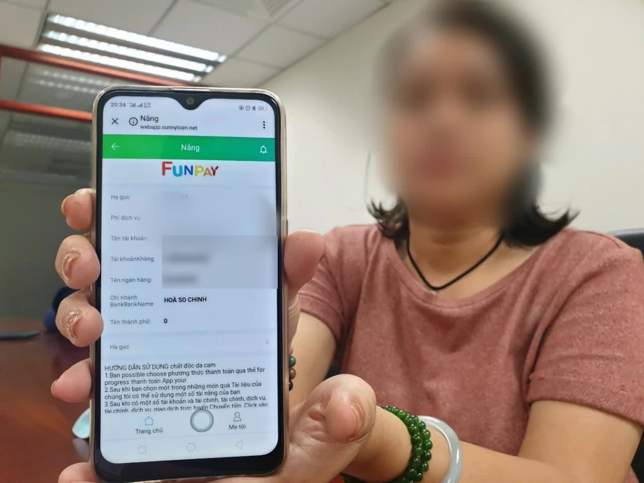Chị N.T.M.A và giao dịch trả khoản vay qua app với số tài khoản ngân hàng S.C.B mang tên chính mình, dù chị chưa hề đăng ký mở. Ảnh: PV