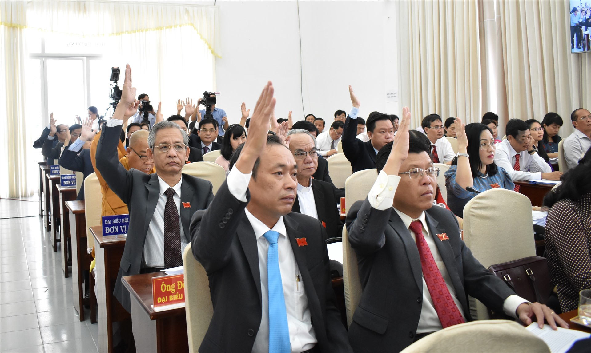 Biểu quyết thông qua dự thảo Nghị quyết quy định khu vực không được phép chăn nuôi và vùng nuôi chim yến trên địa bàn TP Cần Thơ. Ảnh: Thành Nhân