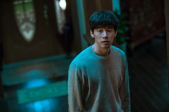 Seo Jin là một người anh trai đơn độc và hoài nghi. Ảnh: Intruder