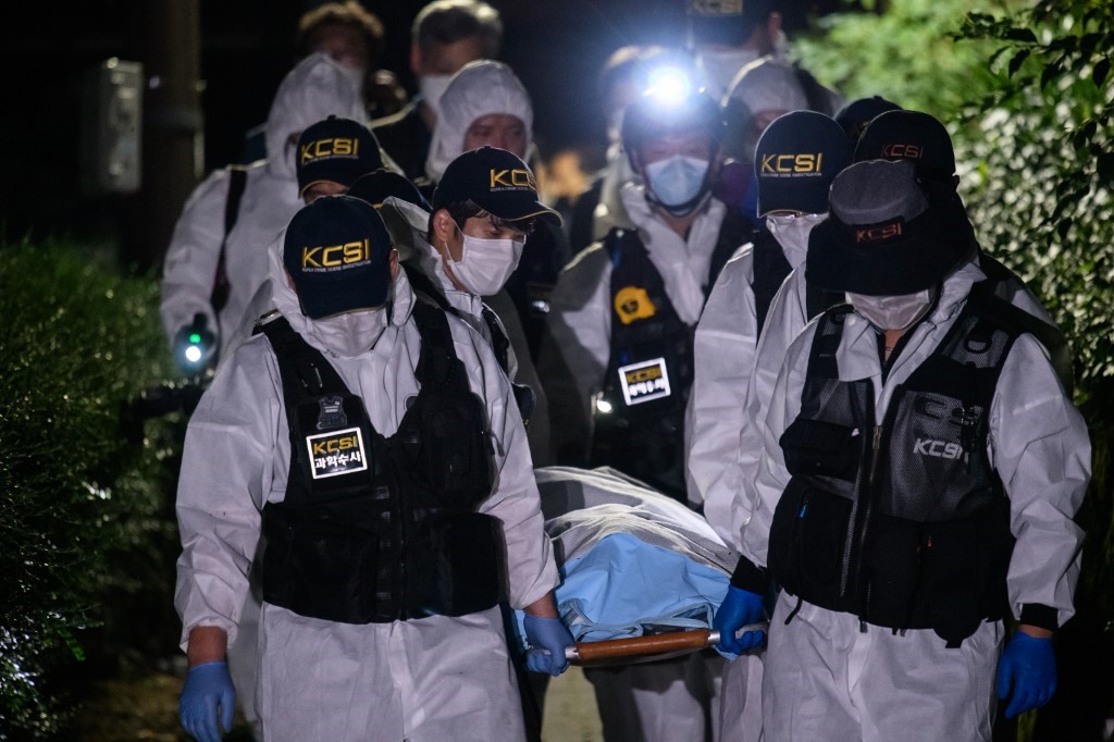 Đội pháp y đang di chuyển thi thể của thị trưởng Seoul Park Won-soon. Ảnh: AFP.